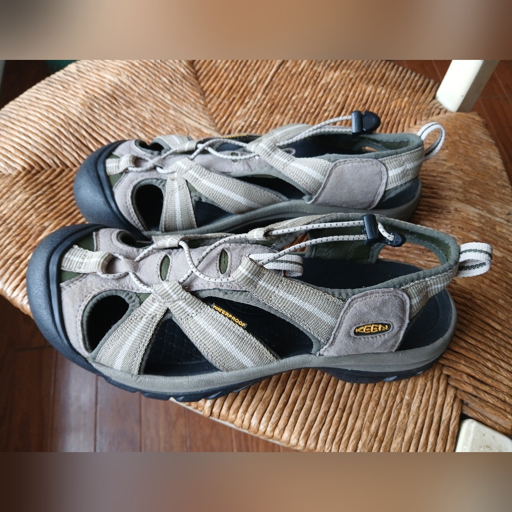 Keen Newport H2 Sandals in Green and Black